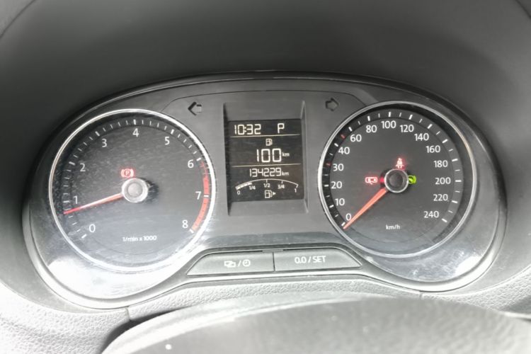 Volkswagen Polo 2015 car image #12