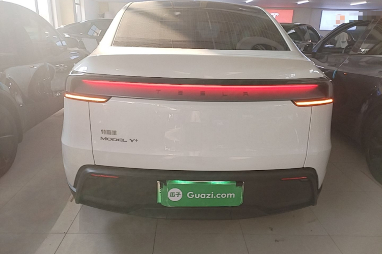 Tesla Model Y 2025 #6 Tesla Model Y 2025 car image #6