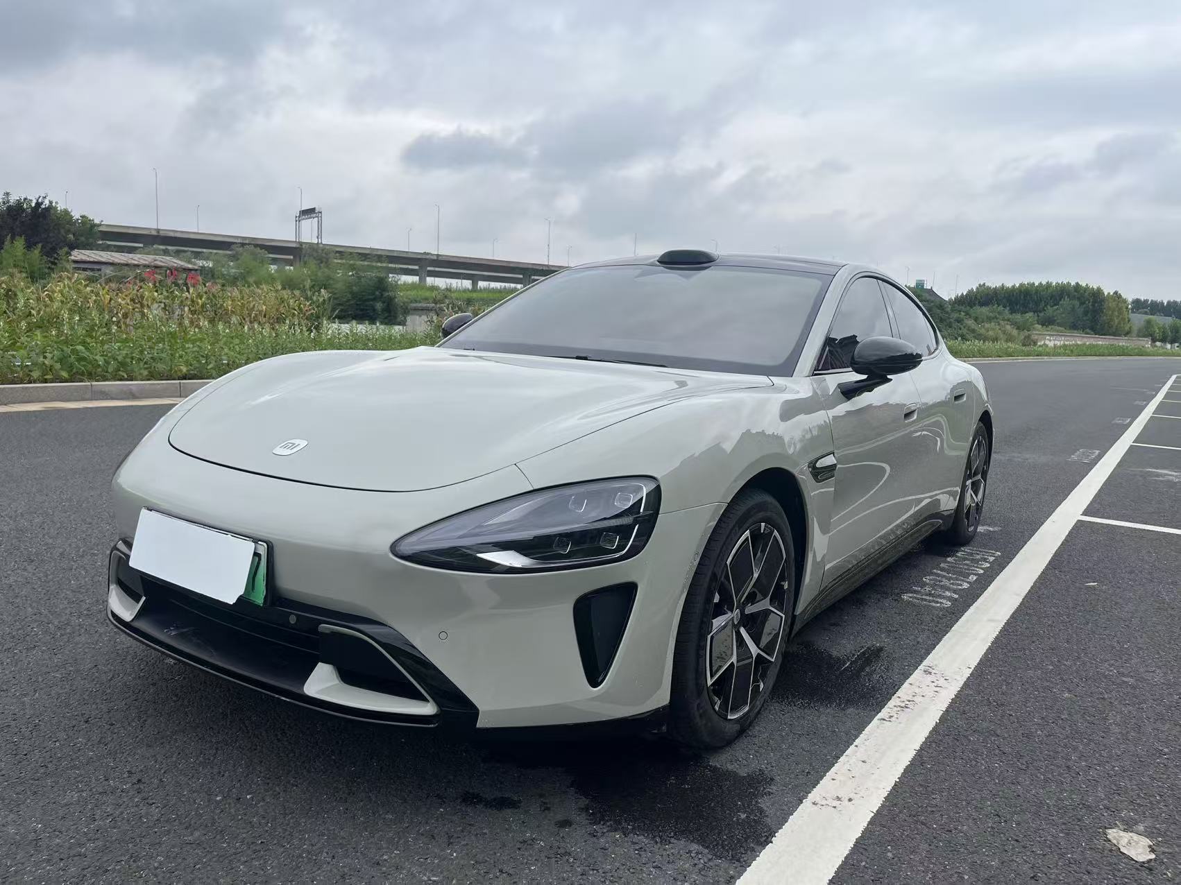 MI SU7 2025 immagine di auto 