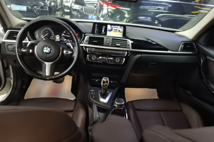 BMW 3 Series 2019 car image #10