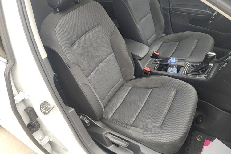 Volkswagen Golf 2020 car image #24