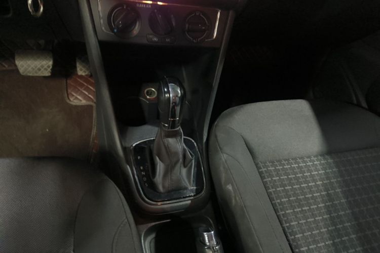 Volkswagen Polo 2016 car image #14