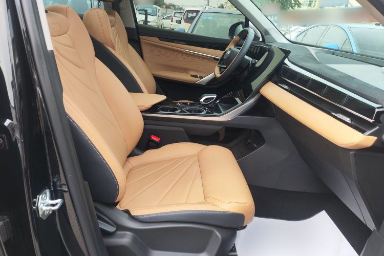 GEELY Boyue L 2023 car image #16