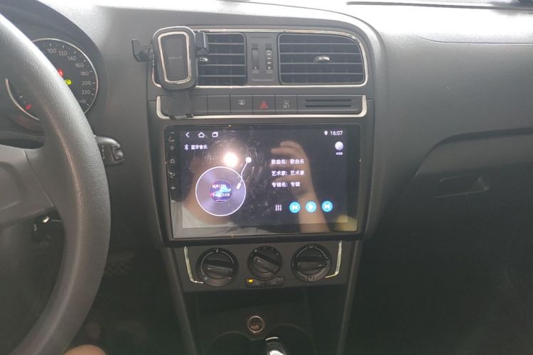 Volkswagen Polo 2015 car image #13