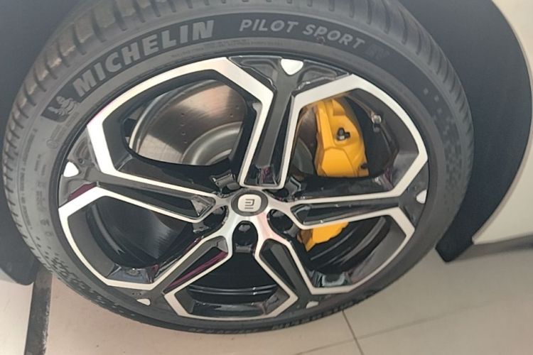MI SU7 2025 immagine di auto #9