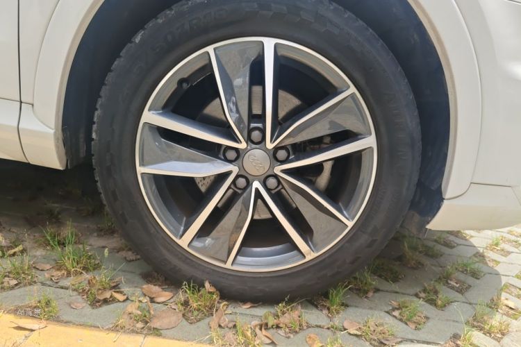 Audi Q3 2019 car image #9