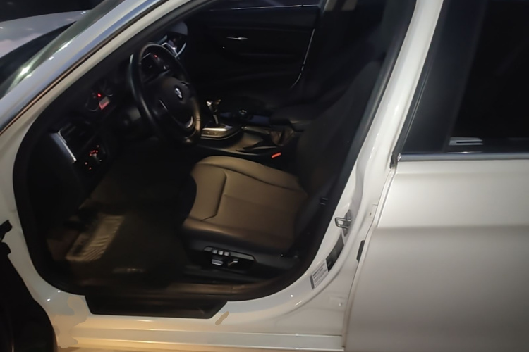 BMW 3 Series 2017 #17 BMW 3 Series 2017 car image #17