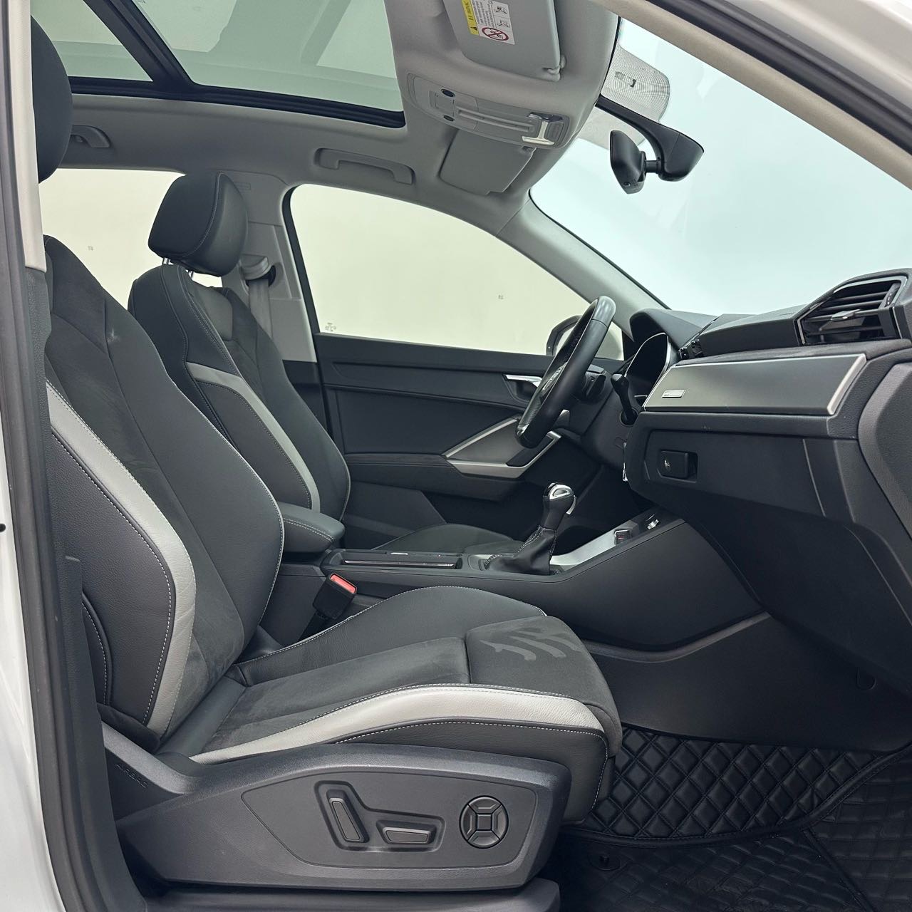 Audi Q3 2022 car image #8