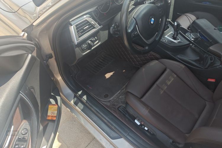 BMW 3 Series 2019 car image #18