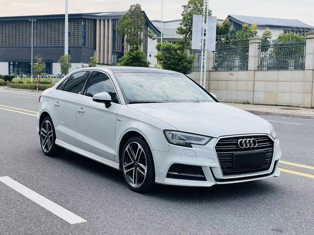 Audi A3 2017 car image #3