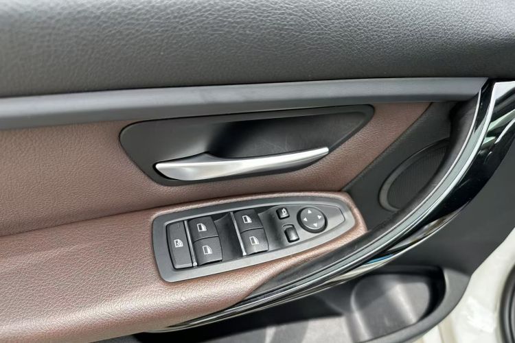 BMW 3 Series 2018 car image #28