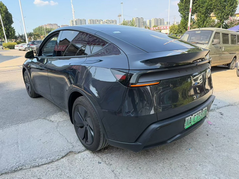 Tesla Model Y 2025 car image #7