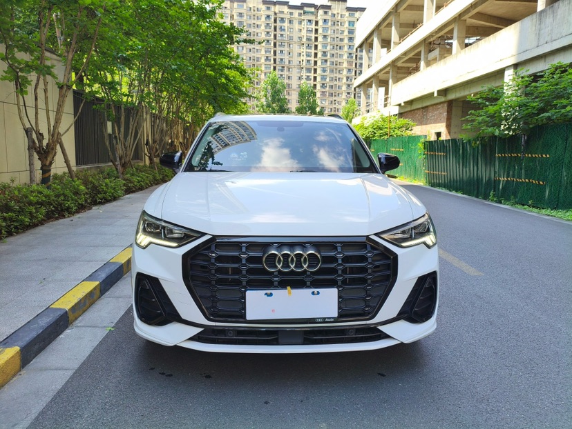 Audi Q3 2023 car image #2