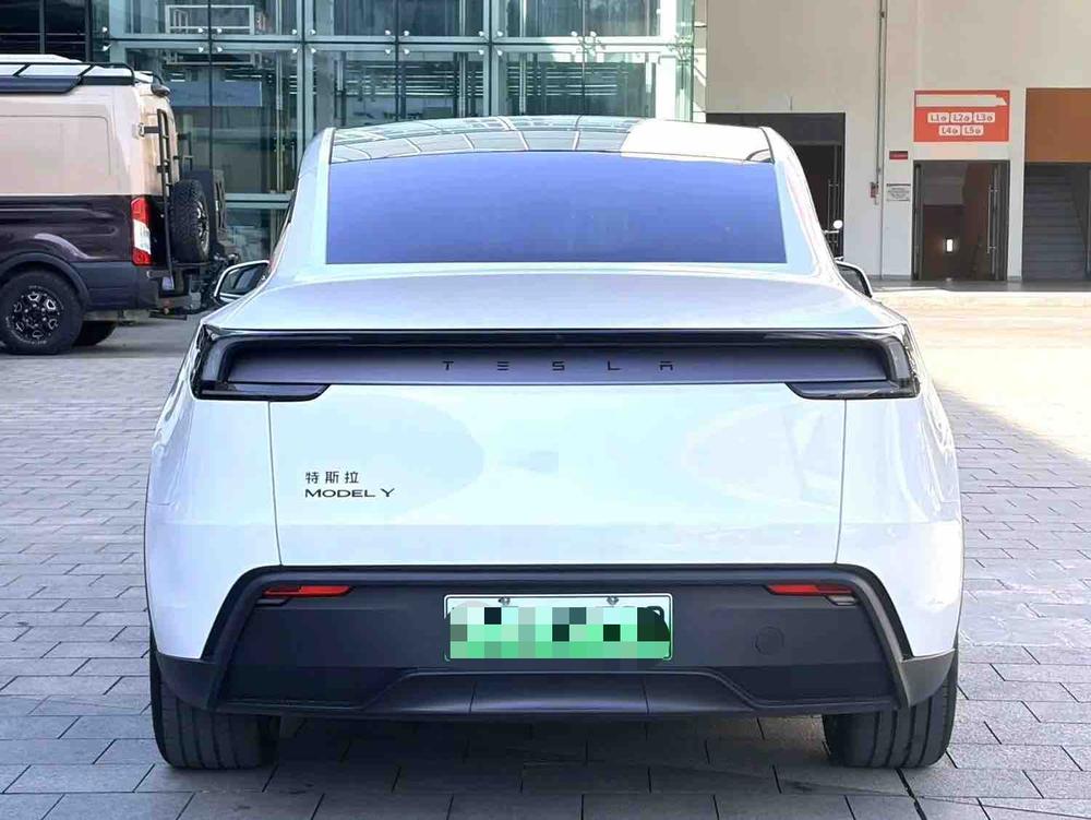 Tesla Model Y 2026 #5 Tesla Model Y 2026 car image #5