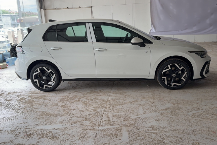 Volkswagen Golf 2026 car image #4