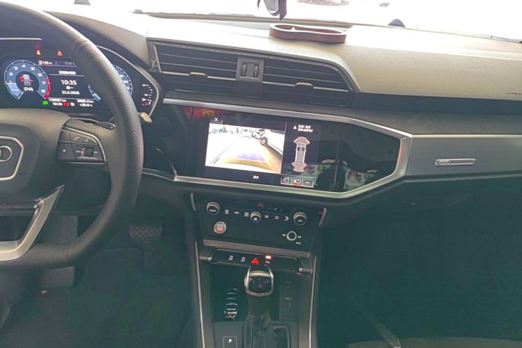 Audi Q3 2020 car image #13
