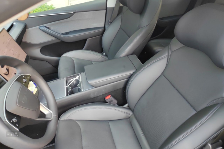 Tesla Model Y 2025 car image #17