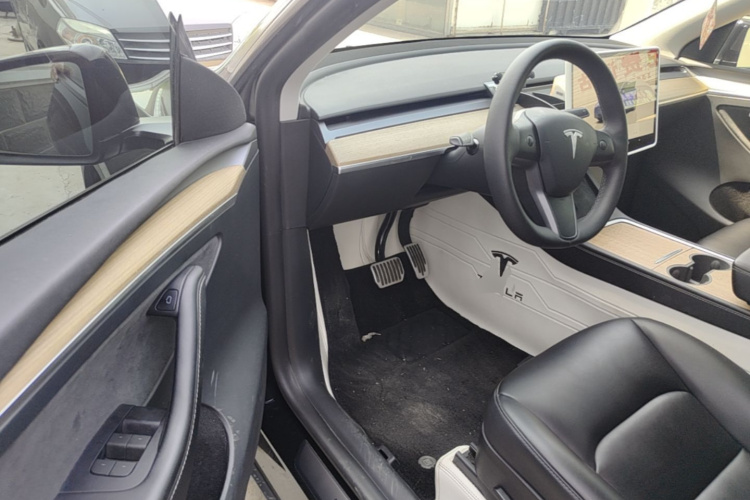 Tesla Model Y 2023 car image #18