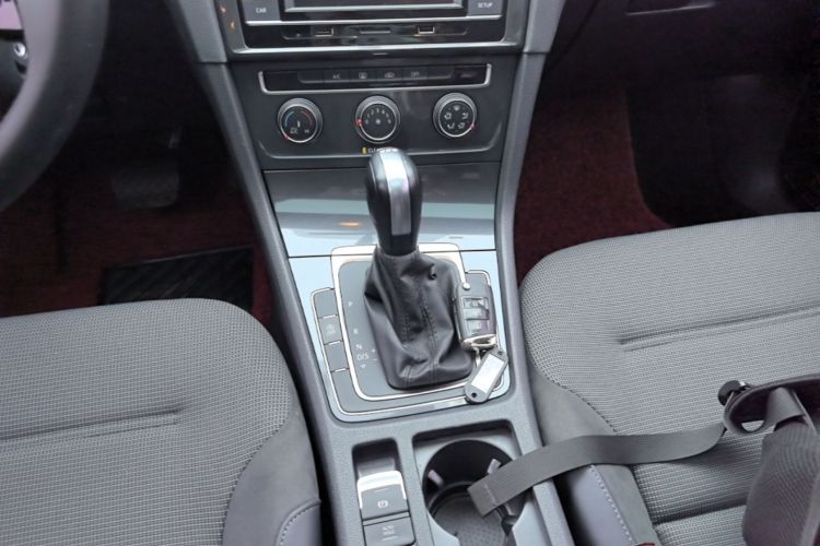 Volkswagen Golf 2018 car image #18