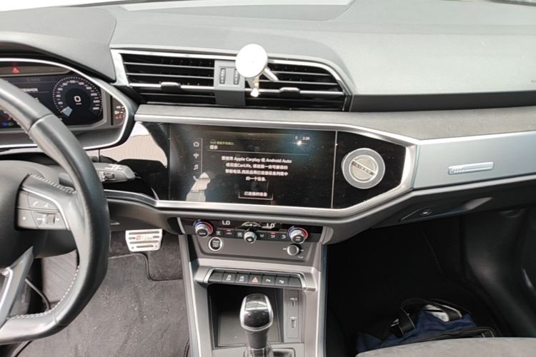 Audi Q3 2021 car image #17