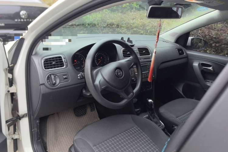Volkswagen Polo 2015 car image #11