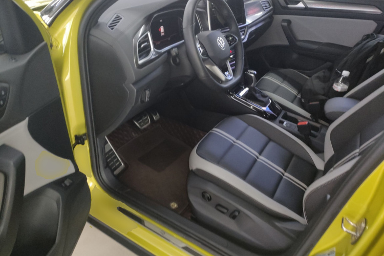 Volkswagen T-Roc 2023 car image #12