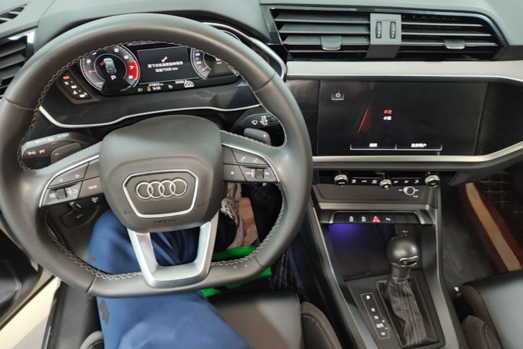 Audi Q3 2024 car image #10