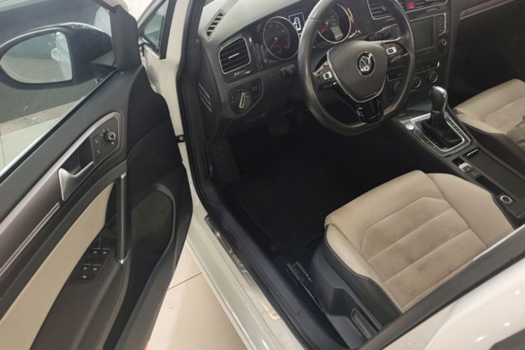 Volkswagen Golf 2017 car image #16