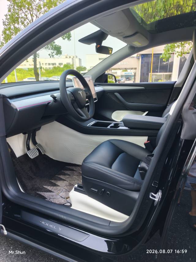 Tesla Model Y 2024 #8 Tesla Model Y 2024 car image #8
