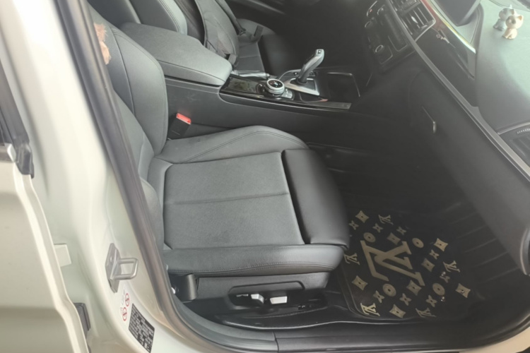 BMW 3 Series 2018 car image #24