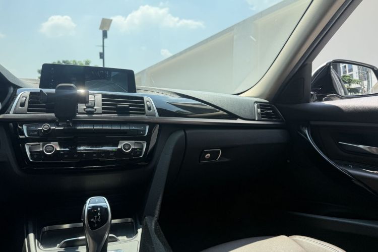 BMW 3 Series 2018 car image #13