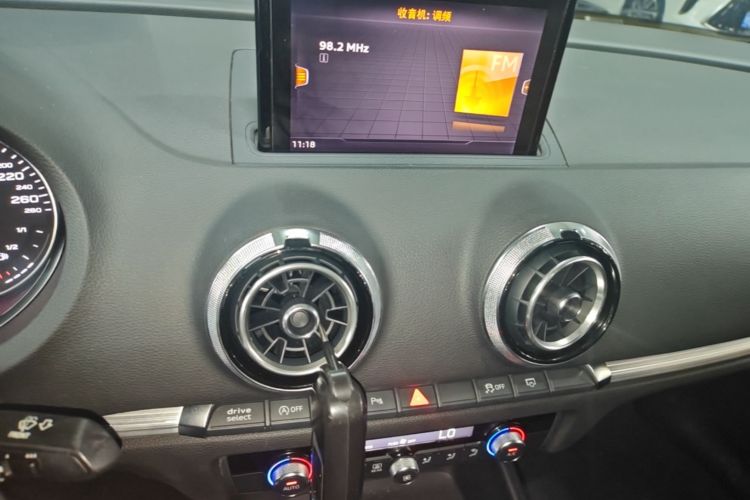 Audi A3 2018 car image #13