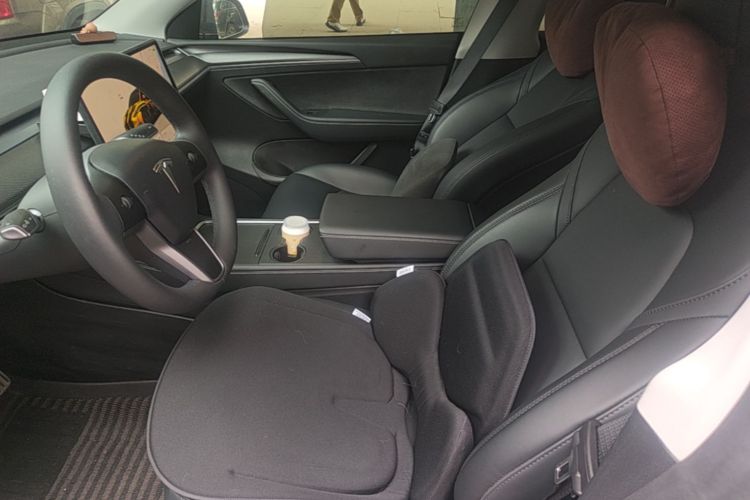 Tesla Model Y 2025 صورة سيارة #15