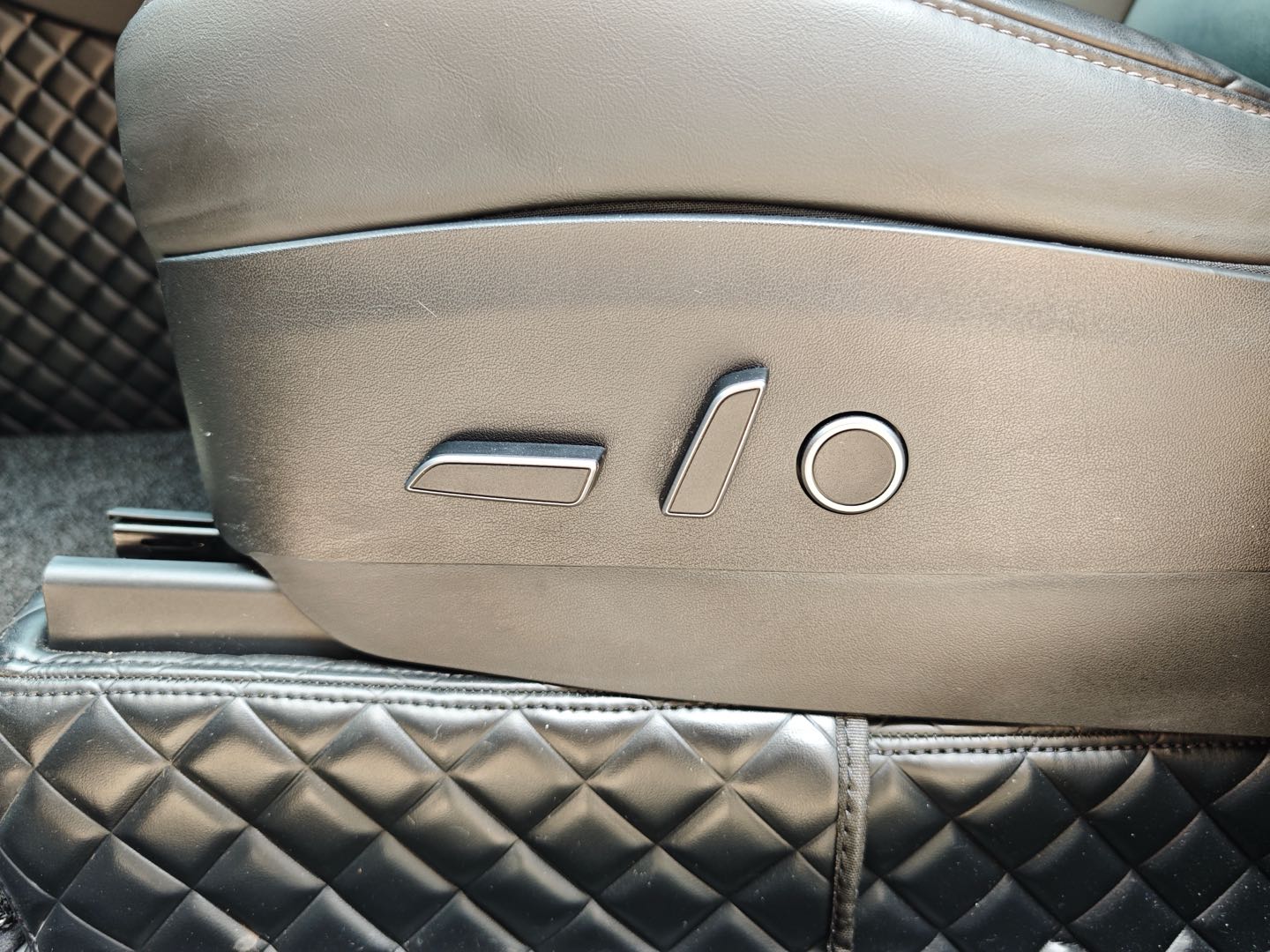 Tesla Model Y 2022 car image #12