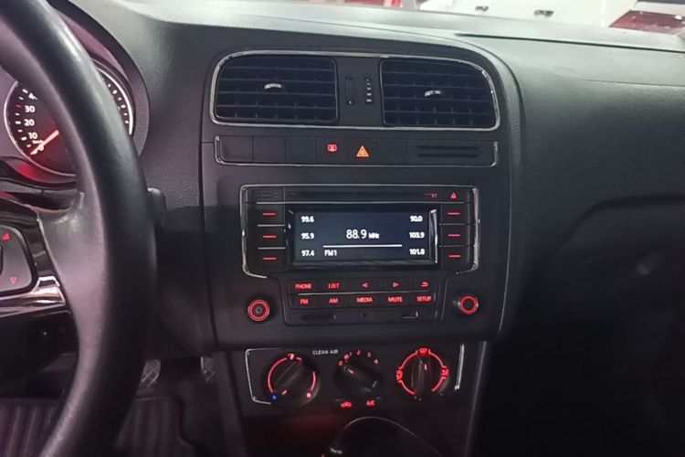 Volkswagen Polo 2016 car image #17