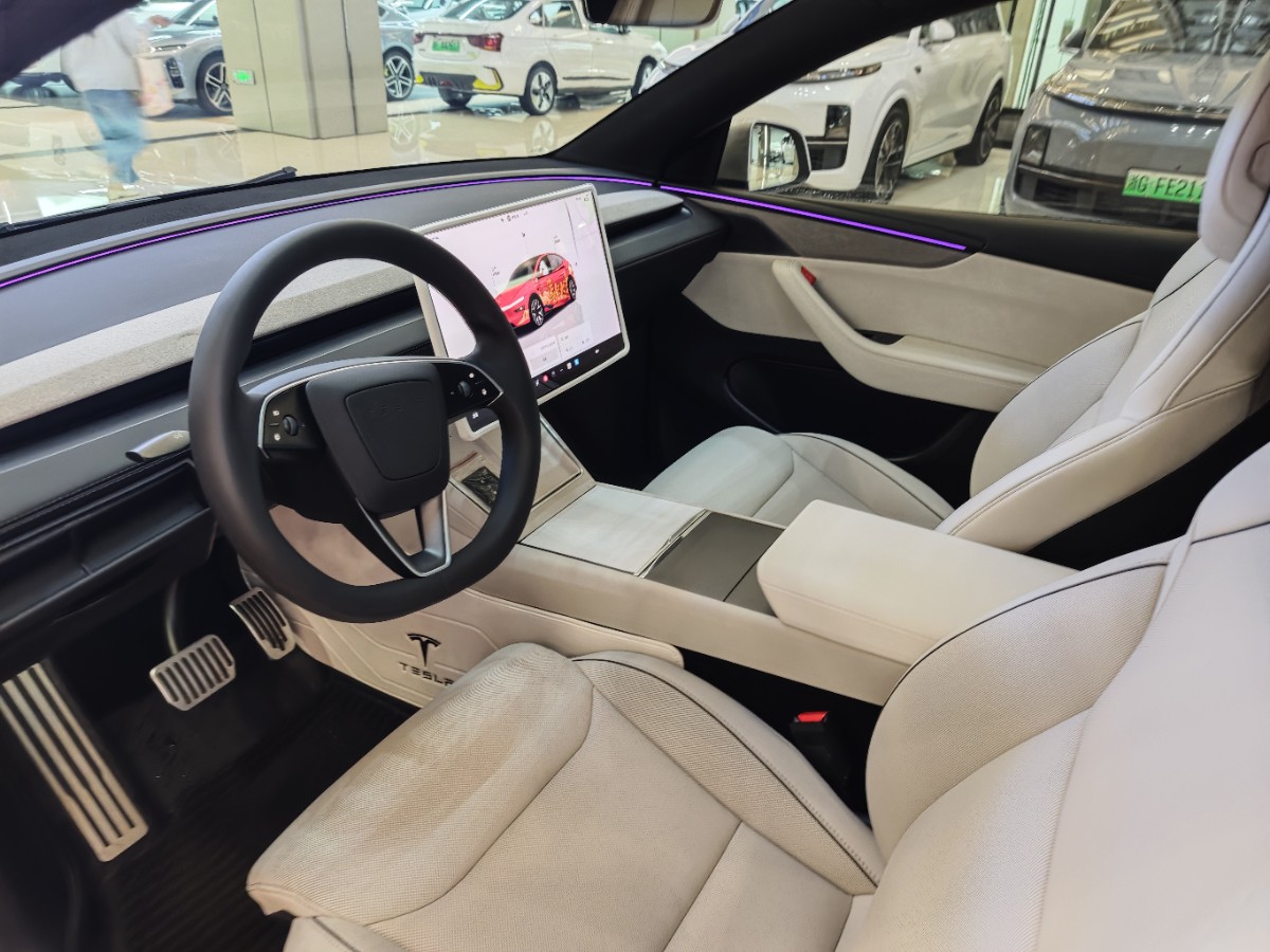 Tesla Model Y L 2025 #4 Tesla Model Y L 2025 car image #4