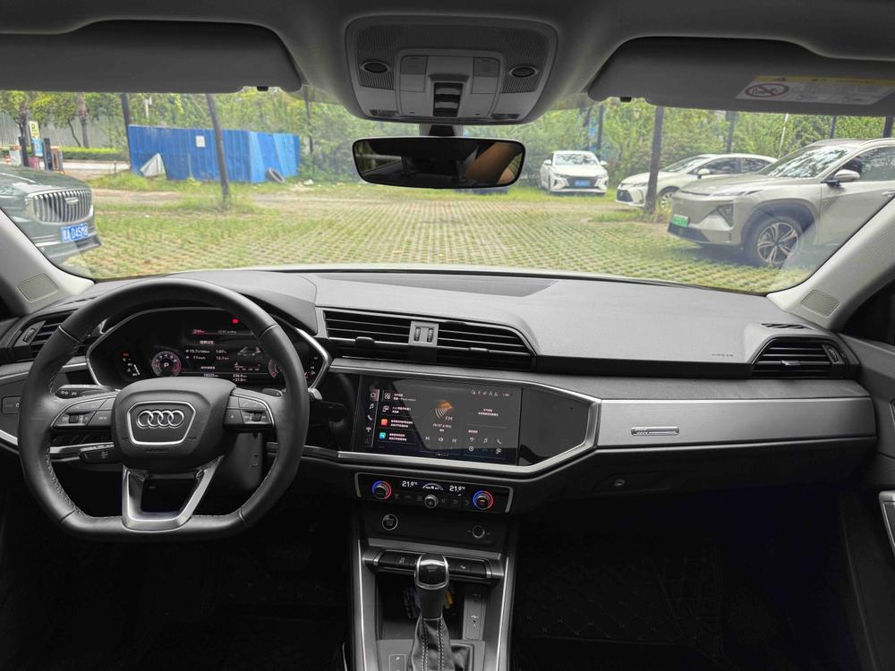 Audi Q3 2023 car image #30