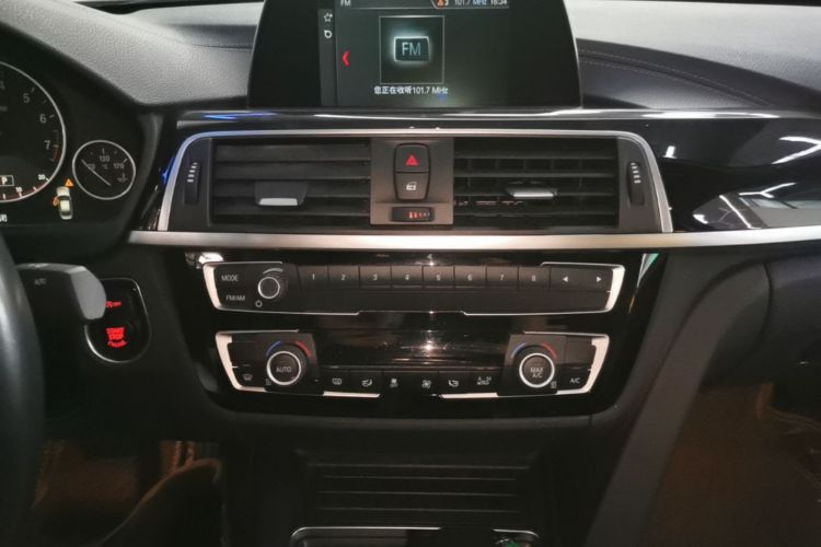 BMW 3 Series 2018 car image #17