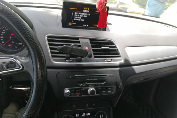 Audi Q3 2017 car image #13