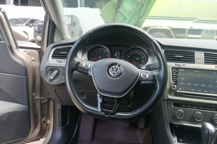 Volkswagen Golf 2016 car image #12