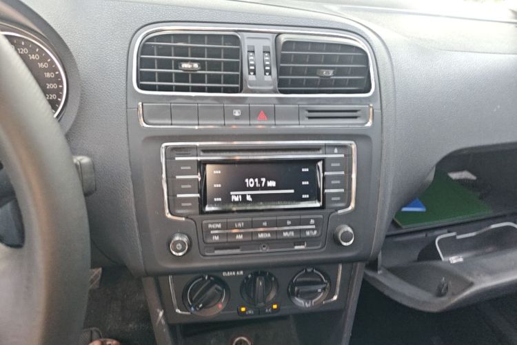 Volkswagen Polo 2016 car image #13