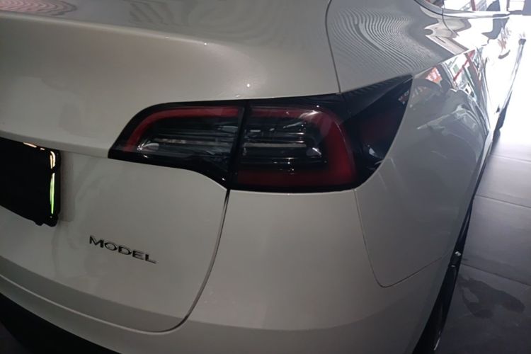 Tesla Model Y 2024 immagine di auto #8
