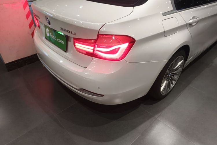 BMW 3 Series 2019 car image #8