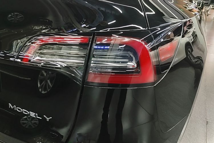 Tesla Model Y 2023 car image #8