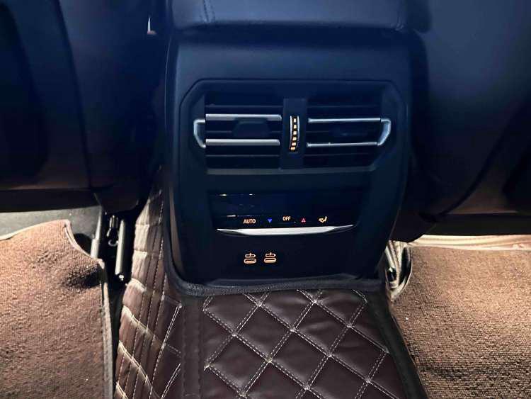 BMW 3 Series 2019 car image #12