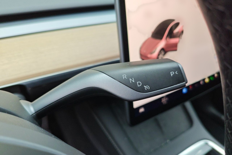 Tesla Model Y 2022 immagine di auto #11