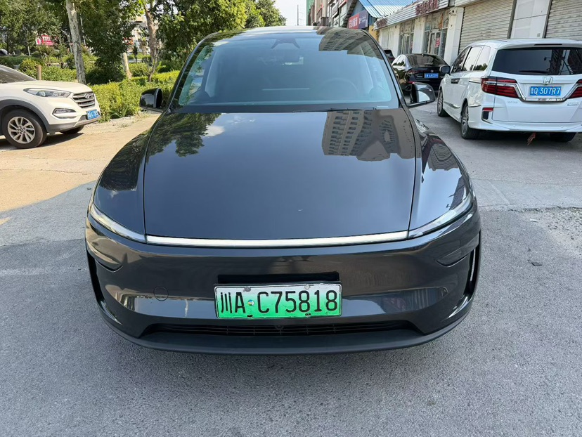 Tesla Model Y 2025 car image #2