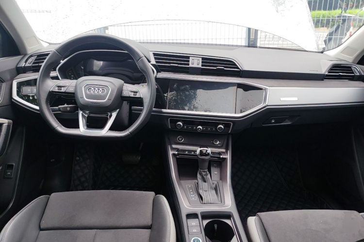 Audi Q3 2023 car image #11