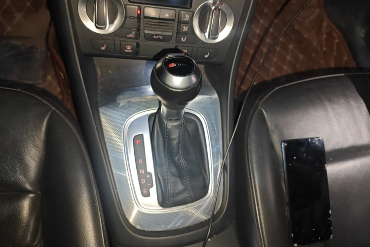 Audi Q3 2015 car image #16