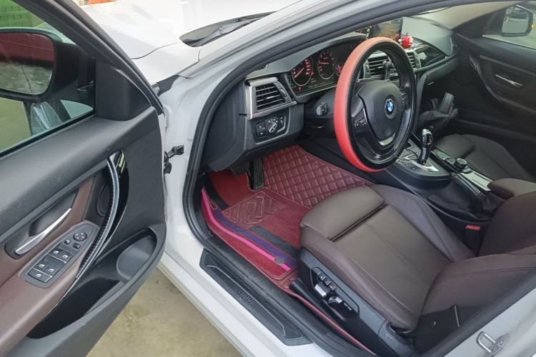 BMW 3 Series 2018 car image #16